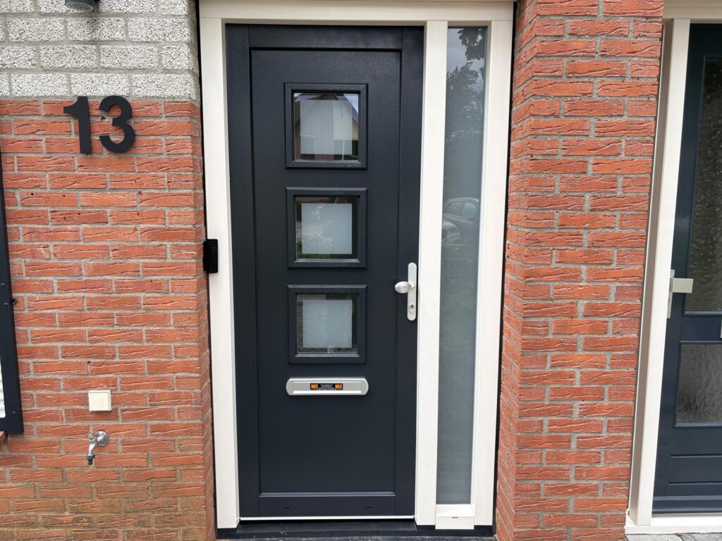 Gespoten kunststof kozijnen, kunststof deur en rolluiken bij een woning in Zutphen