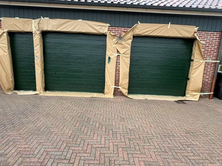 Garagedeuren en loopdeur spuiten in Winterswijk door Spuit- & Wraptechniek