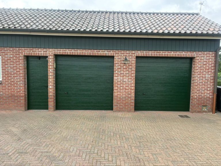 Garagedeuren en loopdeur spuiten in Winterswijk door Spuit- & Wraptechniek