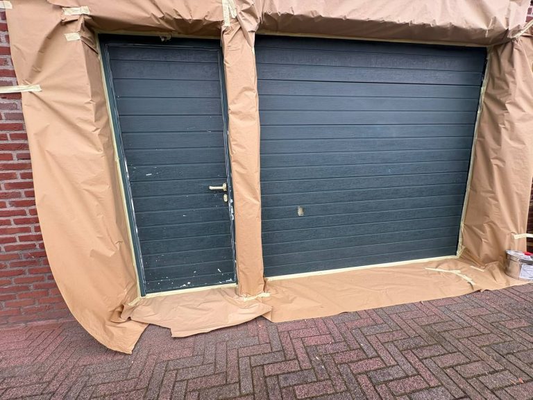 Garagedeuren en loopdeur spuiten in Winterswijk door Spuit- & Wraptechniek