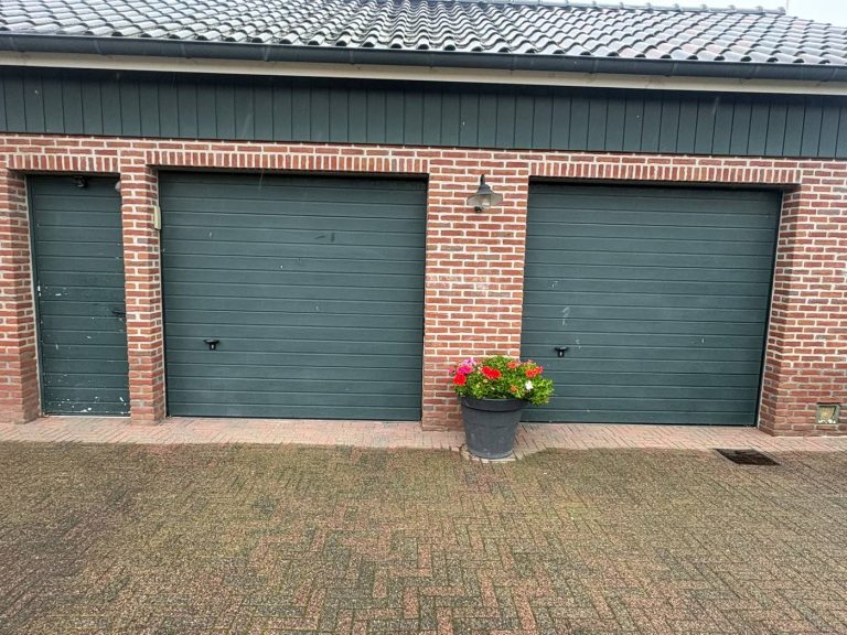 Garagedeuren en loopdeur spuiten in Winterswijk door Spuit- & Wraptechniek