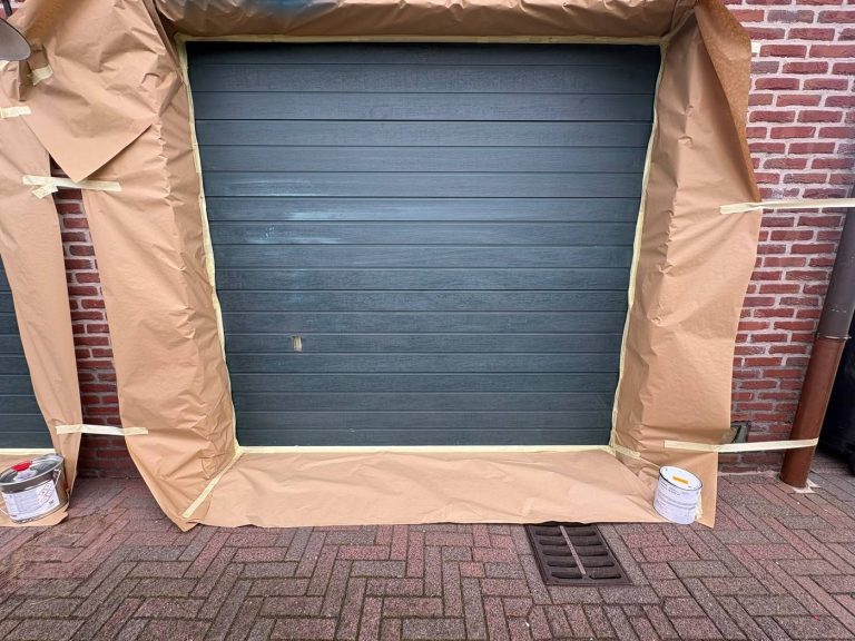 Garagedeuren en loopdeur spuiten in Winterswijk door Spuit- & Wraptechniek