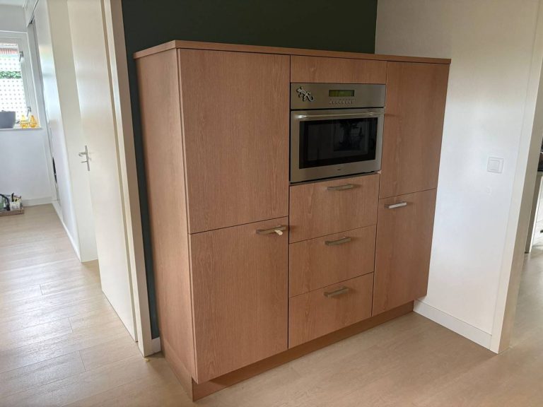 Keuken wrappen in Varsseveld door Spuit- & Wraptechniek, witte kastenwand gewrapt naar eikenlook