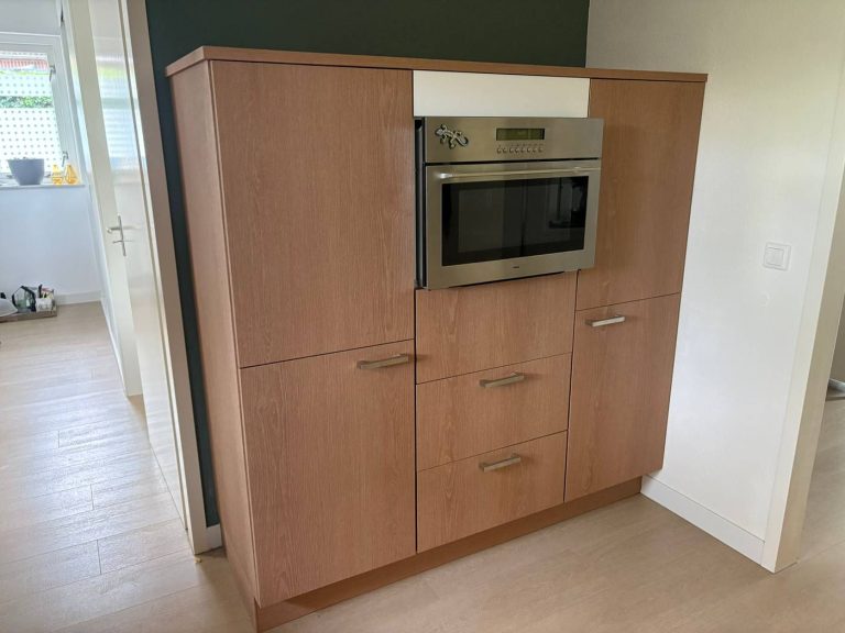 Keuken wrappen in Varsseveld door Spuit- & Wraptechniek, witte kastenwand gewrapt naar eikenlook