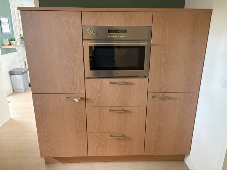 Keuken wrappen in Varsseveld door Spuit- & Wraptechniek, witte kastenwand gewrapt naar eikenlook