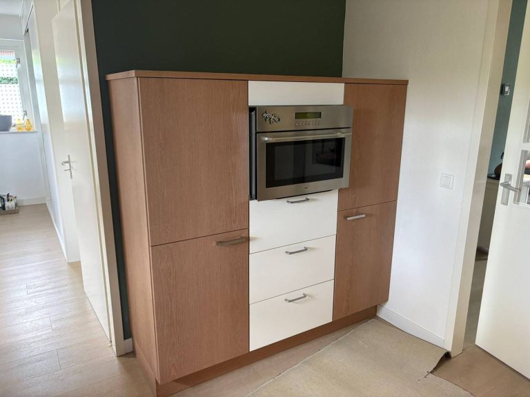 Keuken wrappen in Varsseveld door Spuit- & Wraptechniek, witte kastenwand gewrapt naar eikenlook