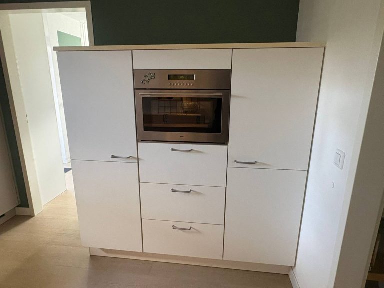 Keuken wrappen in Varsseveld door Spuit- & Wraptechniek, witte kastenwand gewrapt naar eikenlook