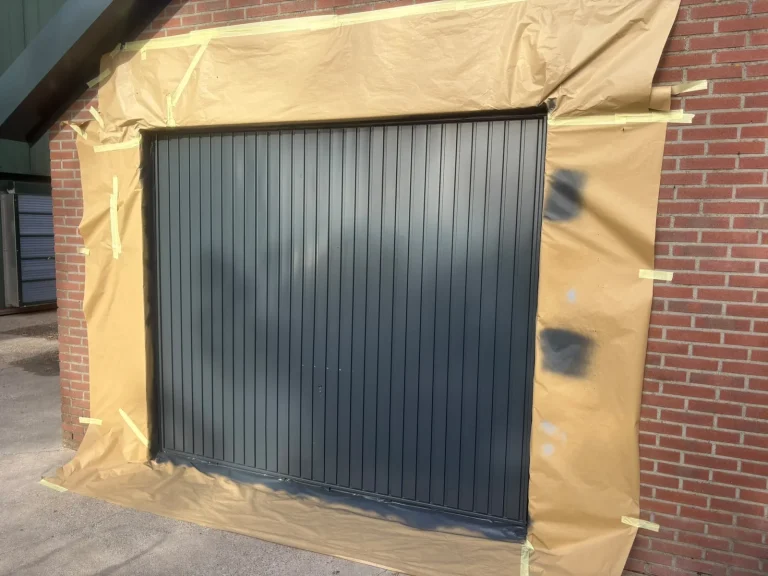 Garagedeur in Winterswijk afgeplakt en gespoten in antraciet door Spuit- & Wraptechniek