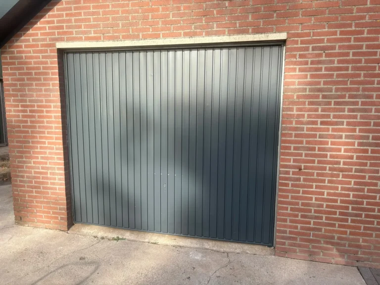 Garagedeur in Winterswijk na het spuiten in antraciet door Spuit- & Wraptechniek