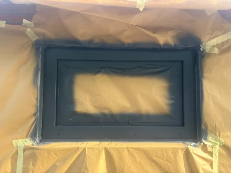 Kunststof kozijn met afgeplakt glas en gevel tijdens het spuiten in antraciet in Winterswijk